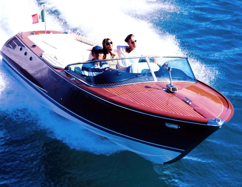 La Dolce Vita at speed flying the Italian flag